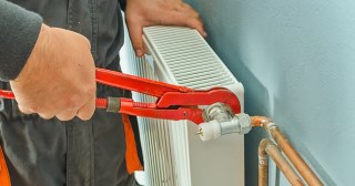 Установка радиаторов отопления в Дедовске - цена, стоимость от 1024 руб., работа в доме и квартире
